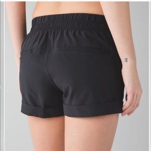 Lululemon Stretch Waist Cuffed Shorts 